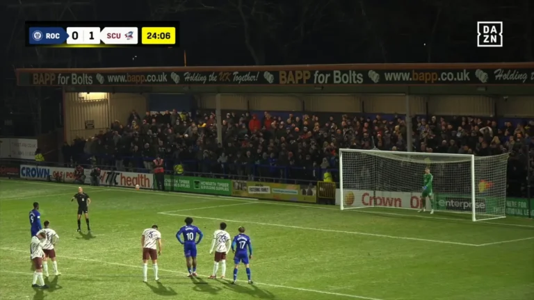 لاعب يتلاعب بركلة جزاء والحكم يثير الجدل بقرار غير متوقع