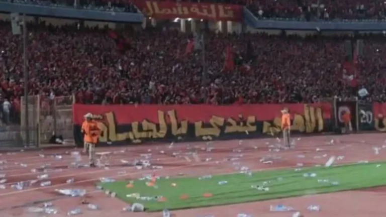 الكاف يوقف جماهير الأهلي المصري مباراتين بسبب أحداث الشغب