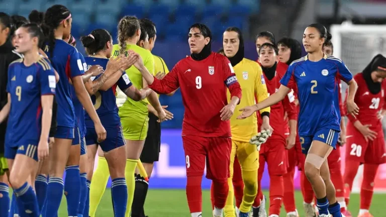 قائدة منتخب إيران للسيدات تتراجع عن طلب اللجوء وتعود إلى طهران