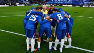 لاعبو تشيلسي يحاصرون الحكم في لقطة غريبة بمباراة نيوكاسل!