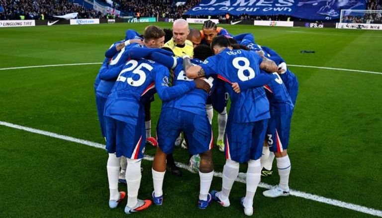 لاعبو تشيلسي يحاصرون الحكم في لقطة غريبة بمباراة نيوكاسل!