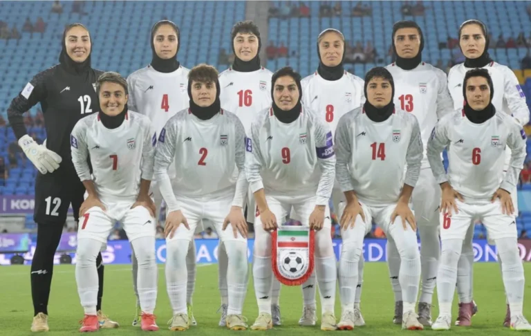 إيران تصف لاعبات منتخب الكرة بـ"خائنات" بسبب رفض النشيد الوطني