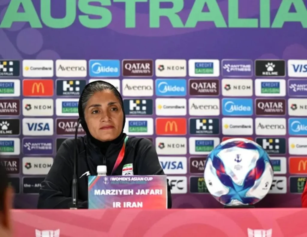 مدربة إيران تكشف تفاصيل مؤثرة عن أزمة لاعبات كرة القدم في أستراليا