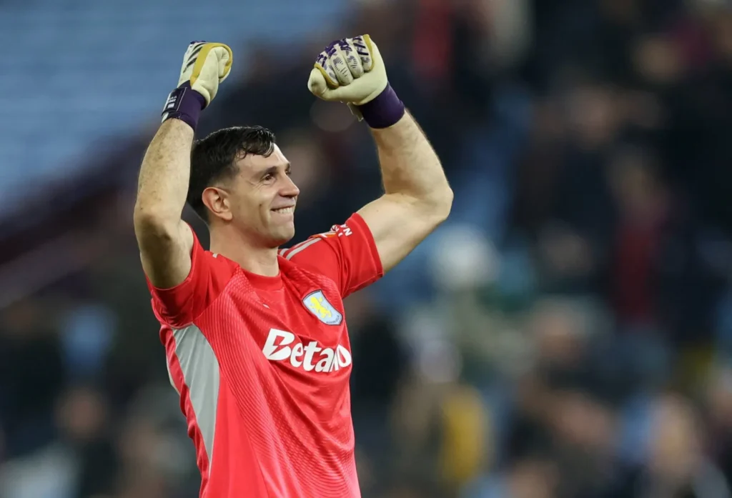 أستون فيلا يواصل التألق ويحجز مقعده في ربع نهائي الدوري الأوروبي