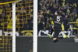 رامي بن سبعيني يقود دورتموند لانتصار مثير على هامبورغ بثلاثية