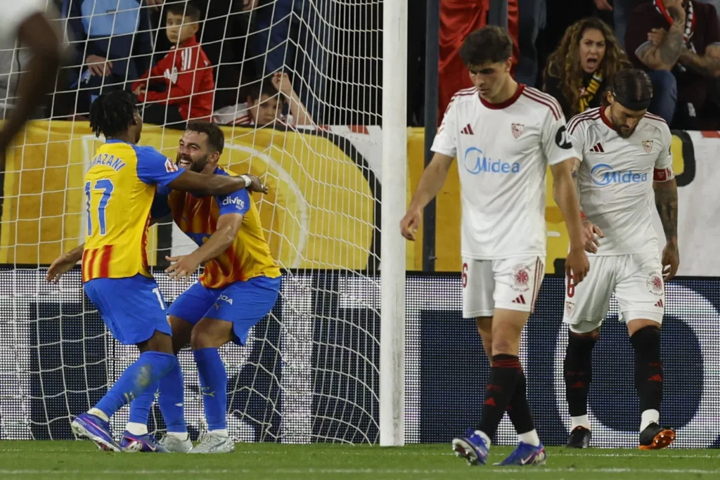 فالنسيا يكتسح إشبيلية بثنائية ويقترب من حلم أوروبا