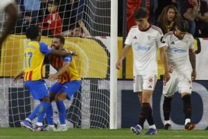 فالنسيا يكتسح إشبيلية بثنائية ويقترب من حلم أوروبا