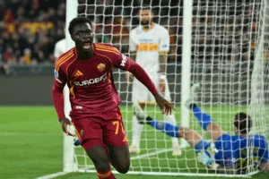 روما يعود للانتصارات بصعوبة ويهزم ليتشي في الدوري الإيطالي