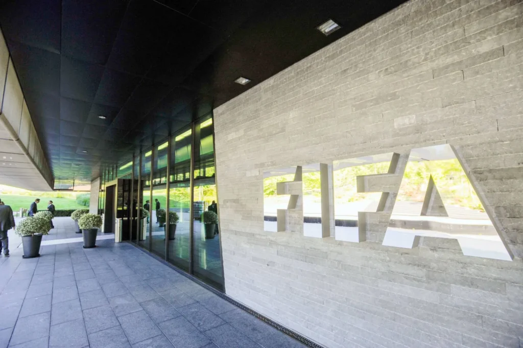 "فيفا" تفتح تحقيقًا رسميًا في فساد مالي بالاتحاد الكونغولي لكرة القدم