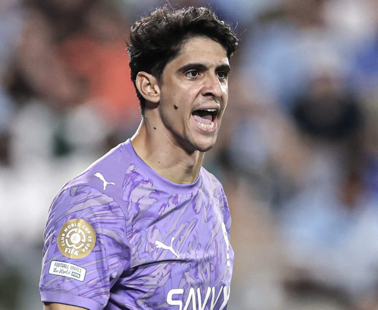 ريفر بليت الأرجنتيني يسعى لضم بونو.. مفاجأة في سوق الانتقالات