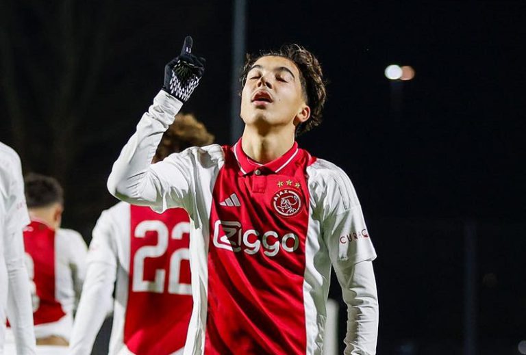 "فيفا" يوافق رسميًا على تغيير جنسية نجم أياكس للمغرب