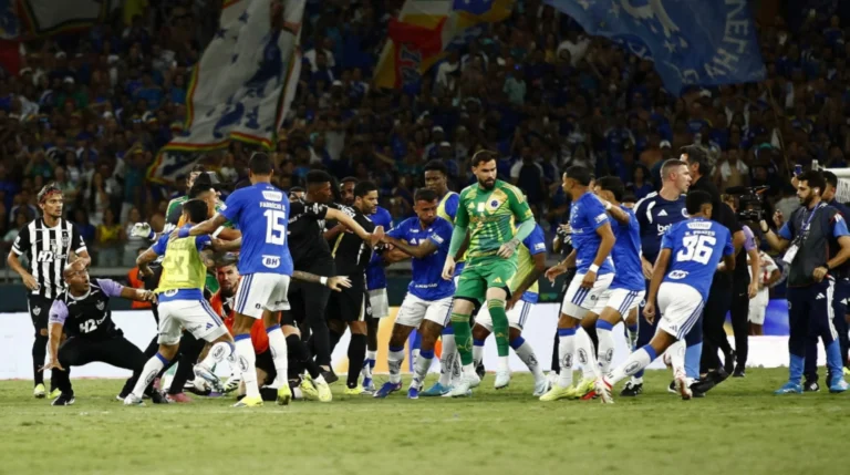 23 طردًا في ديربي كروزيرو وأتلتيكو مينيرو بالبرازيل بعد اشتباكات عنيفة