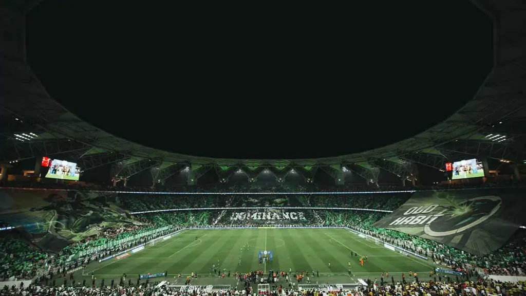 جماهير الأهلي تبهر بـ"تيفو" ناري في ديربي جدة