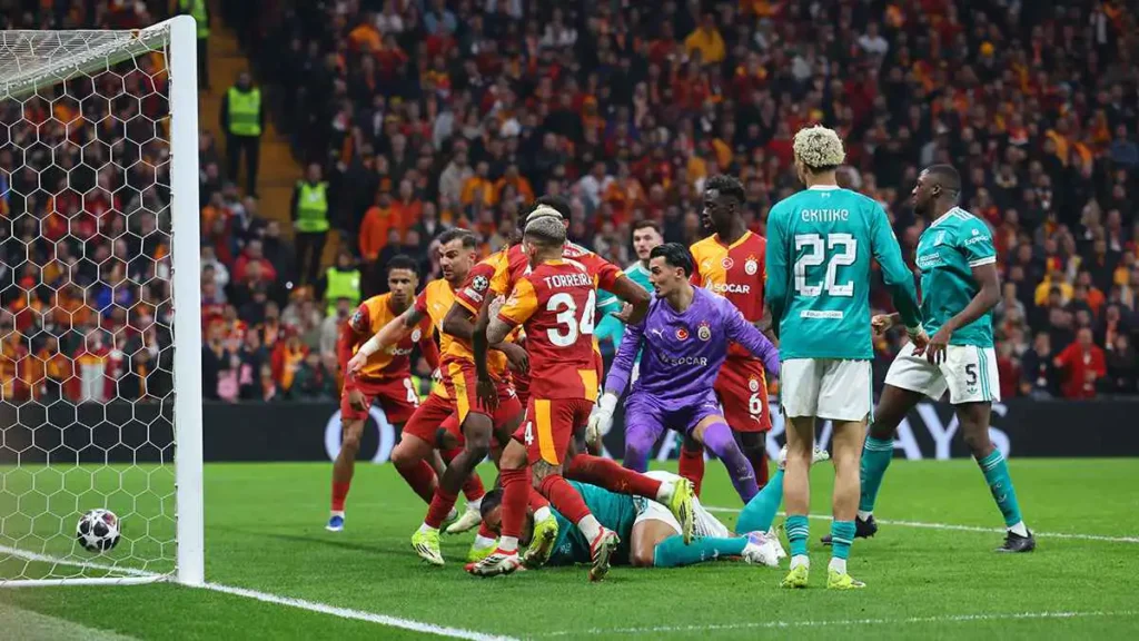 كلاتنبيرغ يحسم الجدل حول هدف ليفربول الملغي أمام غلطة سراي