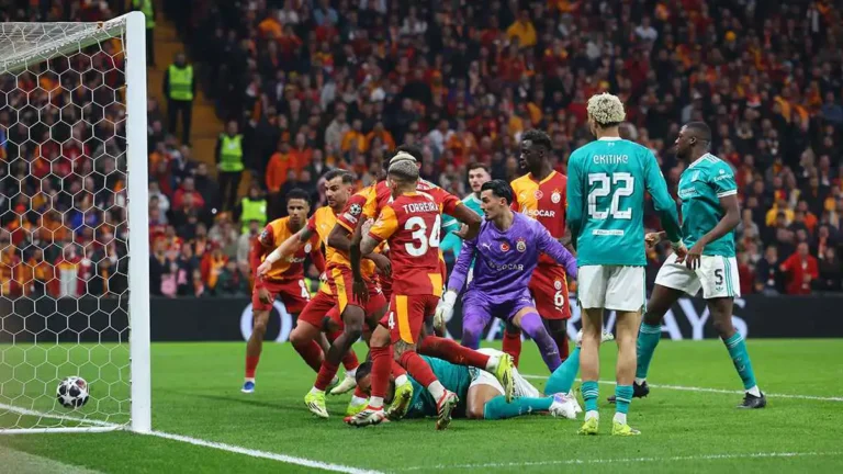 كلاتنبيرغ يحسم الجدل حول هدف ليفربول الملغي أمام غلطة سراي