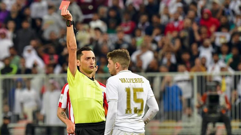 لجنة الحكام الإسبانية تدعم قرار طرد فالفيردي في "ديربي مدريد"