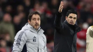 بند "مكافآت الأهداف" في عقد مدرب أرسنال للكرات الثابتة