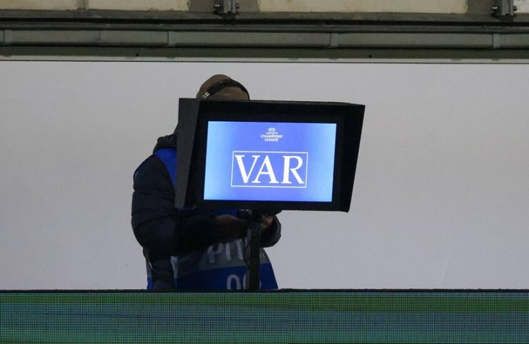 "فيفا" يعتمد تعديلات مهمة في قانون التحكيم وصلاحيات لـ VAR
