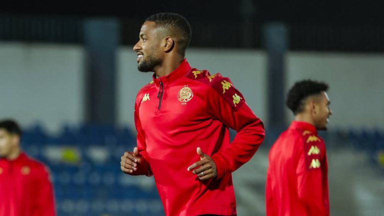 الوداد يفقد نجمًا ويستعيد مدافعًا قبل مواجهة أسفي الحاسمة