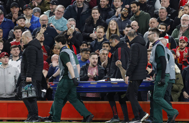 إصابة مروعة للاعب غلطة سراي نوح لانغ.. وبتر جزء من إصبعه