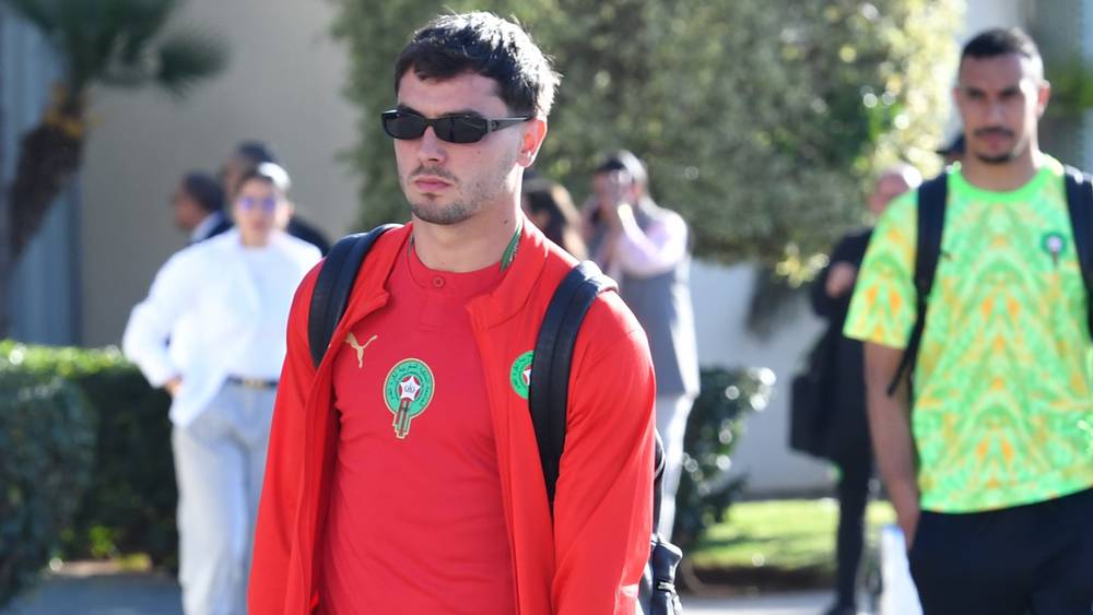 أسود الأطلس يحطون الرحال في لانس استعدادًا لمباراة باراغواي الودية