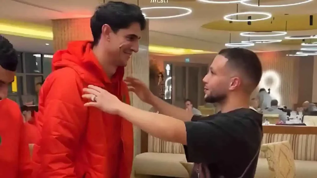 فيديو: بونو يفشل في تحدٍ طريف مع مشجع.. والجمهور يضحك