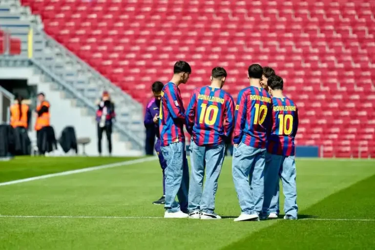 لاعبو برشلونة يفاجئون الجماهير بقمصان رونالدينيو في مباراة رايو فاييكانو