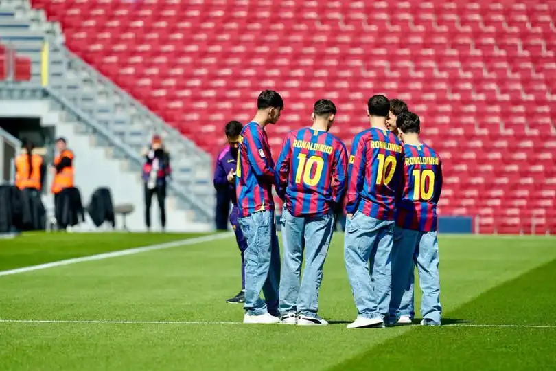 لاعبو برشلونة يفاجئون الجماهير بقمصان رونالدينيو في مباراة رايو فاييكانو