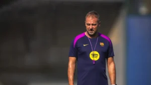 فليك يتدخل لمساعدة صحفي أثناء نوبة سعال في مؤتمر برشلونة