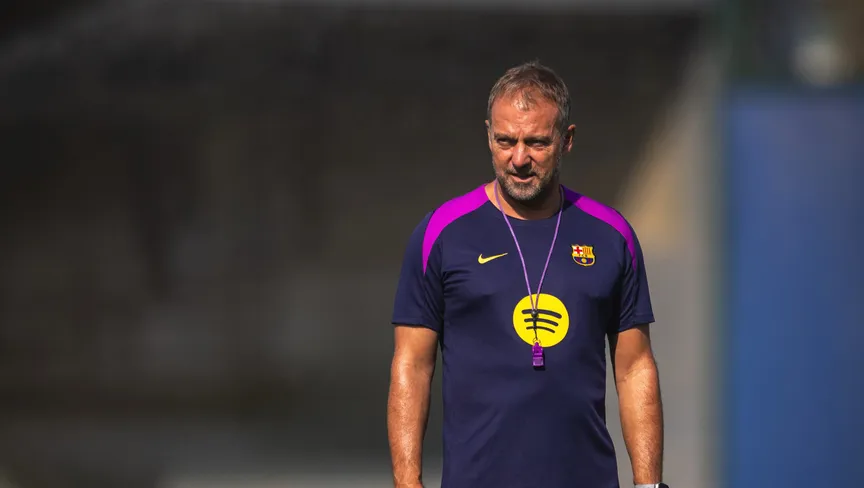 فليك يتدخل لمساعدة صحفي أثناء نوبة سعال في مؤتمر برشلونة