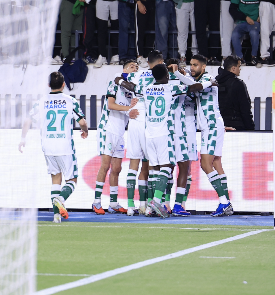 الرجاء الرياضي يكتسح آسفي بثنائية ويعزز صدارة الدوري المغربي