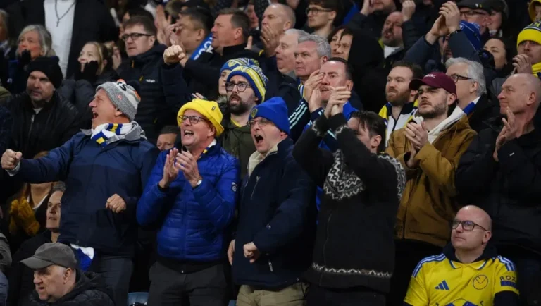 ليدز يونايتد يحث جماهيره على احترام لاعبي الفريق الصائمين في رمضان