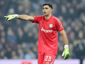 مارتينيز حارس أستون فيلا يواجه عقوبة محتملة بسبب المراهنات