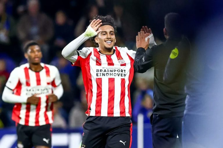 "فيفا" يمنح مهاجم آيندهوفن الضوء الأخضر لتمثيل المغرب