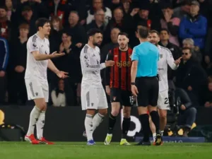 مانشستر يونايتد يفرط بالفوز ويتعادل مع بورنموث في مباراة مثيرة