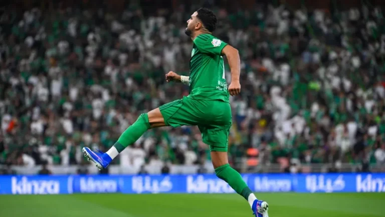 الأهلي يسحق الاتحاد بثلاثية ويتربع على صدارة دوري روشن