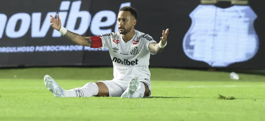 طاهية نيمار السابقة تقاضيه بسبب ساعات عمل "مرهقة"