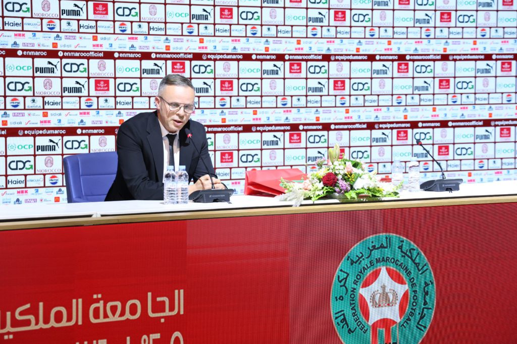 وهبي يتابع مباراة الجيش الملكي وبيراميدز لتقييم اللاعبين