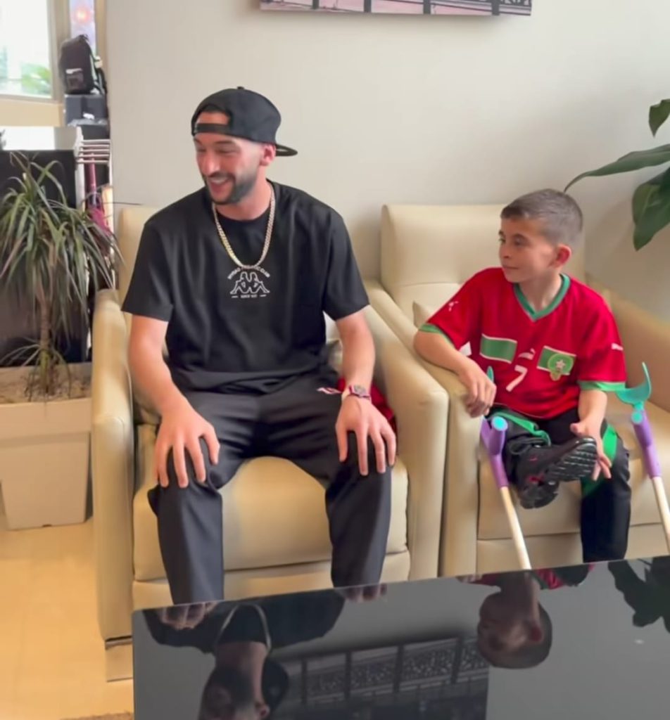 حكيم زياش يحقق حلم طفل من ذوي الهمم قبل مواجهة آسفي