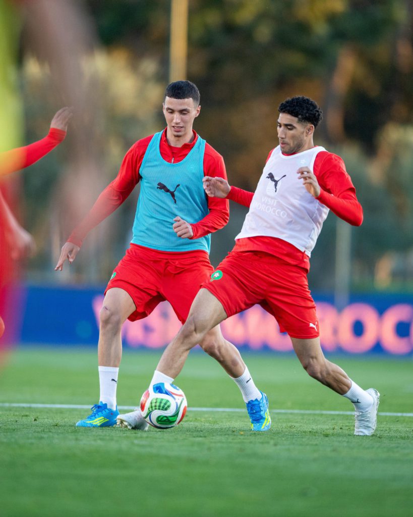 وهبي يستكشف خيارات دفاعية جديدة للمنتخب المغربي قبل الوديات