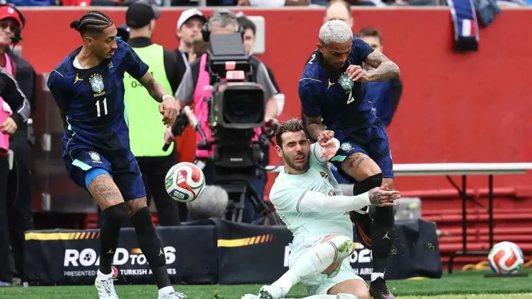 إصابة رافينيا تبعده عن برشلونة وتثير قلق جماهير النادي الكتالوني