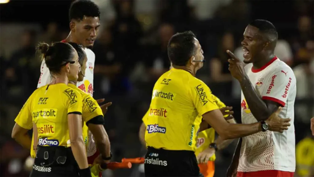 البرازيل: إيقاف وغرامة على لاعب بسبب إساءة لحكمة مباراة