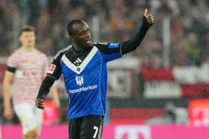 هامبورغ يعاقب لاعبه "السكير" بتوزيع 10 آلاف سترة عاكسة للضوء