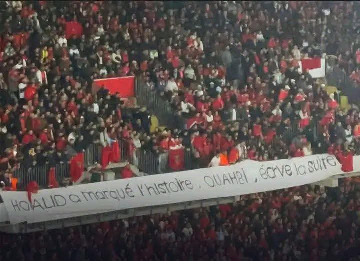 جماهير المغرب ترفع رسالة دعم للركراكي ووهبي في ودية باراغواي