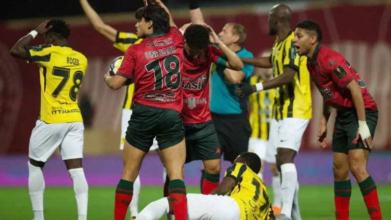 إصابة "مروعة" تنهي موسم نجم الاتحاد السعودي محمدو دومبيا