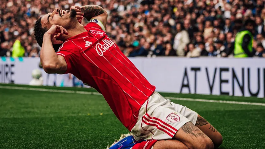 نوتنغهام فورست يكتسح توتنهام بثلاثية ويصعد في جدول الدوري