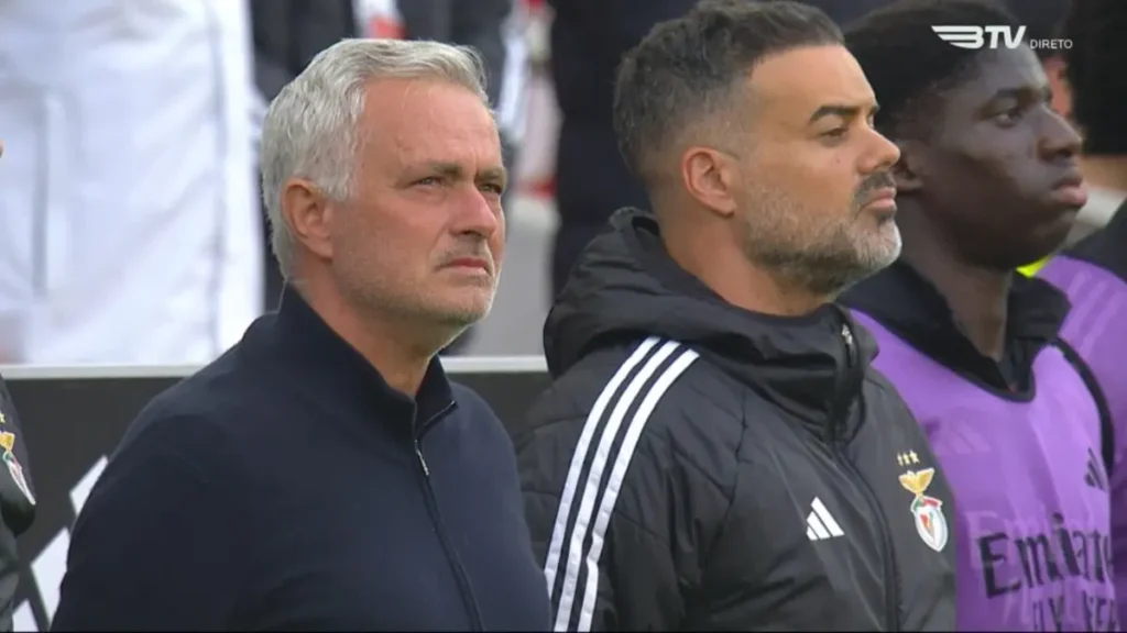 دموع مورينيو تذرف حزنًا على وفاة زميله خلال مباراة بنفيكا