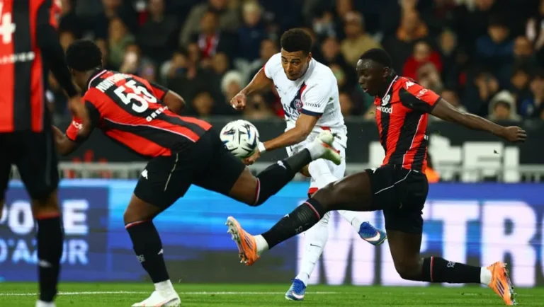 باريس سان جيرمان يكتسح نيس برباعية ويستعيد صدارة الدوري