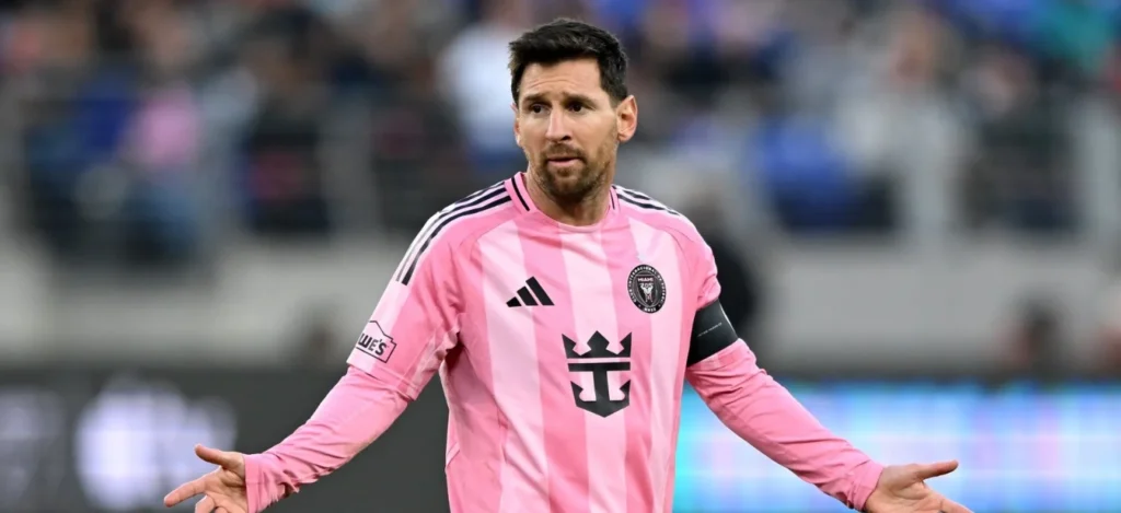 غضب في إيران.. حرق قمصان ميسي بسبب زيارته للبيت الأبيض