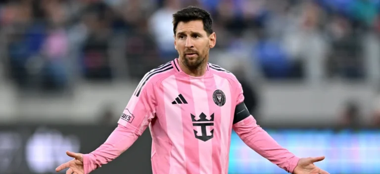 غضب في إيران.. حرق قمصان ميسي بسبب زيارته للبيت الأبيض